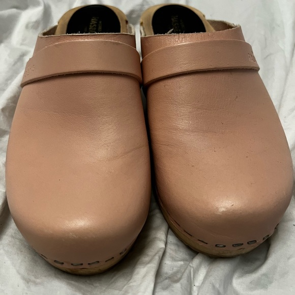 Swedish Hasbeens light pink clogs. Size 37 - Picture 2 of 7